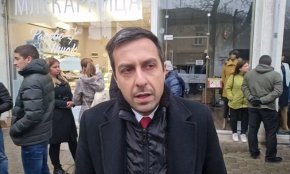 Той настоява за среща с областния управител, стигна се до пререкания и заплахи към служител
