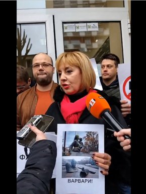 
Това заяви председателят на Изправи се.БГ Мая Манолова пред районната администрация на „Средец“ по повод премахването на Паметника на Съветската армия. По нейни думи честните хора, демократите нямат право да позволяват на това ново фашистко управление да продължава да се гаври с българските граждани и с българската история.