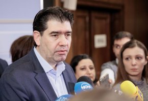 
В знак на протест срещу нарязването на Паметника на Съветската армия на днешната сесия на СОС общинските съветници от групата на "БСП за България" не издигнаха кандидат за председател, напуснаха заседанието и не участваха в гласуването.
