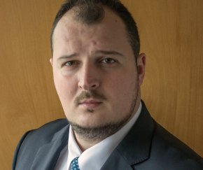 
Никола Лютов се дипломира като бакалавър по право в Лондон, специализира Международно бизнес право в Атина и завършва магистратура по Финансово право в Чикаго с фокус върху корпоративна и банкова несъстоятелност и преструктуриране.
