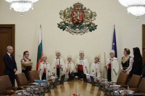 На Игнажден коледарчета поздравиха министрите в началото на заседанието