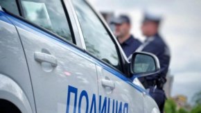 
На мястото на инцидента в аварийната лента спира втори автомобил и водачът започва разговор с пътните полицаи.

