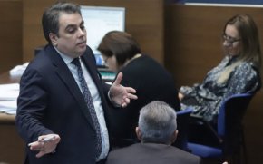 
Друг сериозен процент просто ще преминат не в сивата, а направо в черната зона на нелегалния бизнес със залагания. "Някой иска да създаде български Лъки Лучано и роден Ал Капоне", подозират хората от легалната хазартна индустрия. 