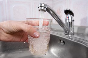 
Разчетите на "Софийска вода" показват увеличение от 22,5% - от 2.94 на 3.60 за един кубик. В Софийска област е заложено увеличение от 8%.