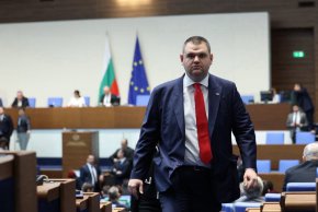 

Призовавам го да има доблест и кураж да обърне светлината към президентската институция и тогава хората ще видят много, много интересни и некрасиви неща", заключава лидерът на ПГ на ДПС.

 