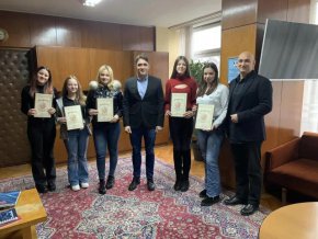 Мила Иванова, Виктория Динева, Нели Петкова, Румяна Пеева и Василена Кисьова са ученички в 12. клас в бургаското училище "Добри Чинтулов".