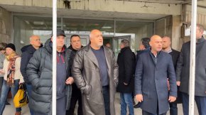 

Моят ангажимент съм си го изпълнил. Имате 42 милиона – повече от тези за стадион „Ботев“, но те пък  предишния път имаха повече. Така, че поемайте нещата, каза Бойко Борисов.

 