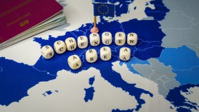 
"След 13 години Румъния най-накрая ще влезе в Шенген! Имаме политическо съгласие по този въпрос! От март следващата година румънците ще се възползват от предимствата на Шенгенското пространство по въздух и море. Също така съм убеден, че през 2024 г. ще приключим преговорите и за сухопътната граница", каза Чолаку.