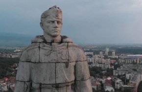 Ние сме категорични, че Альоша трябва да освободи заеманото от него място
