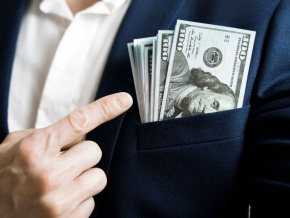 Самият Безос в момента е на трето място със 178 млрд. долара, изпреварен от Бернар Арно, главен изпълнителен директор на LVMH (Moët Hennessy Louis Vuitton), чието богатство нарасна до около 179 млрд. долара тази година.