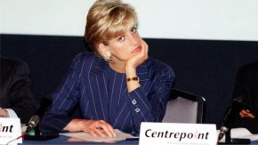 Съобщава се, че покойната принцеса Даяна е прекарала последната си „тъжна“ Коледа сама, докато останалата част от кралското семейство се е наслаждавала на традиционните си тържества в Sandringham House

Последната Коледа на покойната принцеса Даяна не е била щастлива, като кралската празнична традиция и означава, че тя е прекарала деня отделно от синовете си, принц Уилям и принц Хари.

До Коледа ПРЕЗ 1996 г. Даяна и сегашният крал Чарлз III бяха разведени от няколко месеца, като вече бяха официално разделени през 1992 г. Следователно тя вече не беше задължена да прекара празничния период в Сандрингам Хаус в Норфолк, където беше според съобщенията вече е претърпял различни неудобни Коледи.

Докато нейните деца и бивши свекъри се отправиха към Сандрингам, наскоро разведената Даяна прекара Бъдни вечер и Коледа сама, освобождавайки персонала си, за да могат да се насладят на качествено време със собствените си семейства.

По време на интервю за френското списание Gala, кралският готвач Дарън Макгрейди предложи известна представа за това как всеобщо обичаната принцеса е прекарала последната си самотна Коледа, споделяйки: „Винаги е било доста тъжно, когато работиш с принцесата на Бъдни вечер.“

Припомняйки прочутата й щедрост, той продължи: "Уилям и Хари отиваха в Сандрингам и принцеса Даяна беше там, сама. Тя настоя персоналът да прекара време със семействата си за Коледа и да оставим храната в хладилника." Според Макгрейди персоналът приготвял ястия предварително, които Даяна можела да претопли сама през времето, което било самотно.

Разбира се, че Даяна не обичаше да прекарва Коледа в Сандрингам, където според съобщенията щеше да получи „мразовит прием“ след раздялата си с Чарлз. През 2015 г. личен приятел на принцесата сподели някаква представа за това какво всъщност представляват тези напрегнати посещения за майката на две деца.

Според големия редактор на Daily Mail Ричард Кей, през 1993 г., една година след широко разпространената й раздяла с Чарлз, Даяна „се присъедини към семейството в Сандрингам на Бъдни вечер, остана да пренощува и отиде с всички на църква“. Той добави: „Но тя не остана за обяд. Вместо това тя се прибра сама в двореца Кенсингтън и прекара остатъка от деня там, преди да отлети за Вашингтон, за да остане при приятели. Същото се случи през 1994 г., но Даяна почувства, че беше посрещнат „мразовит“ от другите кралски особи."

Източник каза на Кей: „Даяна изобщо не се чувстваше добре дошла. Тя можеше да види как това, че е там, просто направи всички толкова напрегнати и неспокойни. Тя се присъедини към тях заради момчетата, но не проработи.“ В записи, представени на Андрю Мортън за неговата бестселърова биография Diana: Her True Story, принцесата разказва, че се е чувствала като „аутсайдер“ по време на пътуванията си до Сандрингам, които тя описва като „ужасяващи и толкова разочароващи“.

Тя си спомня: „Без шумно поведение, много напрежение, глупаво поведение, глупави шеги, които външните хора биха намерили за странни, но вътрешните разбираха. Сигурно бях [аутсайдер].“ Филмът „Спенсър“ от 2021 г., чието действие се развива по време на Коледа през 1991 г., се задълбочава в страданието на Даяна по време на такива „много напрегнати“ посещения, като историята е съсредоточена около повратна точка в нейния дълго разбит брак.
