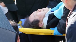 Ръководителят на главната опозиционна Демократическа партия на Южна Корея Ли Дже Мюн е откаран в болница