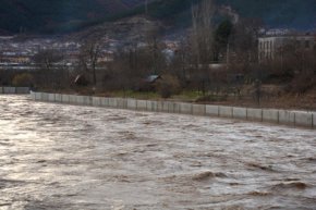 
Утре ще има разкъсана облачност, която до вечерта от юг ще се увеличи, обявиха от Националния институт по метеорология и хидрология. Късно вечерта и през нощта срещу неделя на места в крайните южни райони, главно в Родопската област, ще завали дъжд. Ще духа до умерен, в източната част на Дунавската равнина временно силен вятър от юг-югозапад. Максималните температури ще са между 10 и 15 градуса, на север от планините до 18, в София – около 13.

 