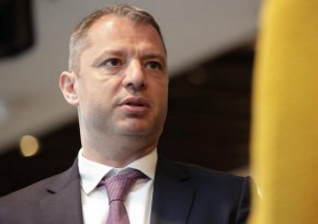
Още нещо за клакьорите - разходите за Образование намаляват в сравнение с управлението на ГЕРБ от 4,5% от БВП на 4,1% от БВП. Намаляват и разходите за Култура от 0,55% на 0,45%", пише депутатът Делян Добрев.