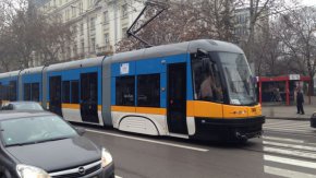 Трамвай влачи с метри жена в София