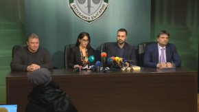
    "В кратки срокове са извършени множество действия по разследването и множество оперативни мероприятия - преглед на камери, беседи, в хода на които се установи, че ден преди подаване на сигнала, някъде между 14:30 - 16 часа на 4 януари жертвата е поканена да посети имот на единия от извършителите, където огледът показва, че лицето е измъчвано, завързвано и впоследствие най-вероятно е причинена смъртта му".