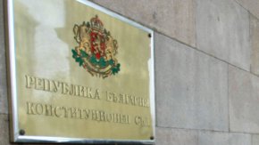 
Юристите са разделени - дали двама съдии, които с голямо закъснение предстои Народното събрание да избере този месец, трябва да изкарат пълен деветгодишен мандат, или да довършат остатъка от него, което малко по-малко от седем години.