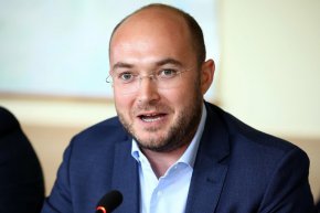 
 Заводът за отпадъци е стратегически обект за екологията и като такъв той е на постоянен мониторинг от РИОСВ. Техните отчети са публични и в тях се вижда количеството произведен РДФ и процента на рециклируеми материали по време на всички досегашни ръководства. Изненадващо или не тези резултати са най-ниски при г-н Савов, който е бил първият директор на завода и сега беше върнат на поста от новото ръководство на общината.
Аз лично ще изискам данни за заплатите както на бившето, така и на настоящето ръководство, както и за допълнителните бонуси, които са били изплащани. 