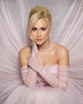 
М.Бакалова се пусна като принцеса: Фото на деня