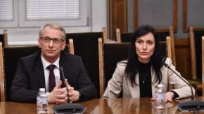 
Според източници на БНР Денков ще подаде оставка на 6 март и едва тогава ще стартира процедурата. Друга обсъждана тема са назначенията в регулаторните органи, в които има общо 16 членове с изтекли мандати. На срещата ще се стиковат и номинациите за Конституционния съд.