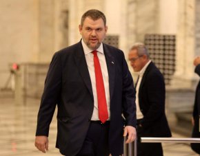 
    "Ние не искаме да участваме в управлението нито на ниво министри, нито на ниво заместник-министри", категоричен беше Делян Пеевски.