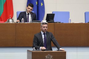 
„В какво точно влезе България, какви позиции има, правени ли са разчети колко хора ще засегне това членство по въздух и морски граници и какъв ще е ефекта за икономиката?“, обърна се към външния министър Мария Габриел Кристиан Вигенин. 