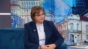     "Няма ползи от влизането на България в Шенген. Това не е успех, това е провал. Унижиха ни на прага на европейските избори. Логиката е пълноправно членство или никакво", каза още Корнелия Нинова.
