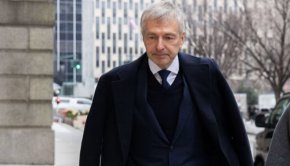 Дмитрий Риболовлев пред сградата на федералния съд в Манхатън, където подаде иска си срещу Sotheby's © Bloomberg