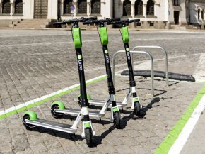 В момента от фирмата са зазимили дейността, но със затоплянето на времето в края на месец март отново ще пуснат електрическите тротинетки под наем. Очаква се броят им да достигне от 150 до 200, като старите и амортизирани превозни средства ще бъдат подменени с нови.

 