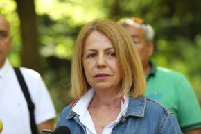 "По закон не просто до 29-и януари трябва да имаме внесен от кмета бюджет на София. Преди това - а времето, което остава е едва 2 седмици, проектът трябва да бъде подложен на широко обществено обсъждане. Законът е категоричен", настоява най-дългогодишният кмет в историята на милионния град Йорданка Фандъкова. "След това бюджетът трябва и да бъде гласуван в рамките на месец февруари", допълни тя справката със законодателството, която наследникът й на поста очевидно не е сметнал за нужно да направи.