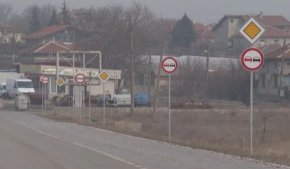 Българско село е на път да влезе в Гинес с над 100 пътни знака, някои на 5 м