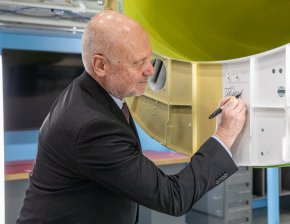 
Министърът на отбраната Тодор Тагарев се е разписал на първия български F-16. Това съобщи самият той със снимки във фейсбук.