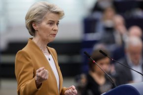 Когато през последните дни посланиците на ЕС се срещнаха на обяд с председателя на Европейската комисия Урсула фон дер Лайен, те имаха един належащ въпрос: Планира ли тя да се кандидатира за преизбиране?
