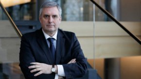 
"Подготвя се почвата за постигане на някакво примирие. Не решаване на конфликта в Украйна, а спиране на военните действия. Най-вероятно това ще завърши със замразен конфликт. Преди това да се случи, не мисля, че ще е много скоро, ще има силно по-интензивни военни действия, защото всеки се опитва дали на дипломатическия, дали на военния фронт да спечели повече козове, които може да използва в следващите стъпки", прогнозира Ивайло Калфин в интервю за предаването "12+3".