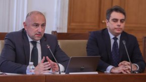 Финансовият министър Асен Василев е осъден да плати обезщетение от 5000 лева на бившия депутат от Има такъв народ (ИТН) Любомир Каримански за клеветническо твърдение.