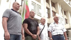 

Искат екстрадицията им в Турция. Не става въпрос само за разпит в България и изпращане на показания, а просто искат да бъдат екстрадирани. С "червена бюлетина" са обявени за издирване", каза адвокат Молла.

 