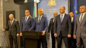 

Той отново обвини настоящото редовно правителство, че е „сключило сделка“ с Австрия срещу частично влизането на страната ни в Шенген за водните и въздушните граници.  