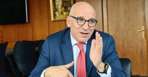 Запитан защо българите се страхуват от еврото, Хампарцумян заяви, че това се дължи на недостатъчна информираност.