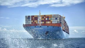 Гиганти в корабоплаването като Maersk и Hapag-Lloyd започнаха да изпращат стотици свои кораби на по-дълги и по-скъпи пътувания около нос Добра надежда в южната част на Африка, след като бунтовниците хути наложиха фактическа блокада през Червено море до Суецкия канал.  
