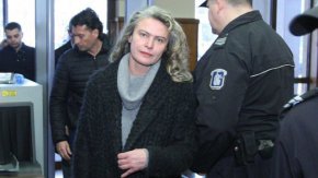 Елена Динева, жената до Васил Божков, пристигна в Главна дирекция "Национална полиция", заедно с адвоката си Людмил Рангелов.