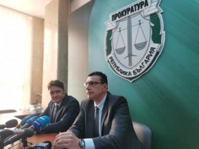 Синът на 64-годишната учителка Рада Гешева, която беше жестоко убита с около 40 удара с нож в Бургас в неделя, е направил пълни самопризнания, обявиха от Прокуратурата.