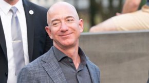 През годините Безос е продал акции на Amazon на стойност приблизително 27 млрд. долара, включително забележителната продажба през 2010 г. на 6 млн. акции на стойност 793 млн. долара.