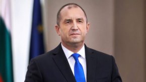 

Подобен подход не може да бъде толериран и крие риск за авторитета на Конституционния съд. От изключителна важност за българската държавност е този авторитет да бъде защитен. Затова президентът Румен Радев призовава да не се пристъпва към клетвата на новоизбраните конституционни съдии преди самият Конституционен съд да се произнесе по съответствието на техния избор с конституционните процедури и изисквания.