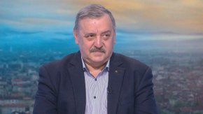 
По думите му има две лекарства, които лекуват грипа и те се изписват с рецепта. Може и да се предприеме профилактика с едното от тях. Грип В обаче по-трудно се поддава на двете лекарствени средства.