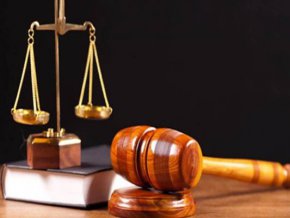 Повдигнаха обвинение на 35-годишен мъж, ограбил куриер, удряйки го с юмрук по главата.
