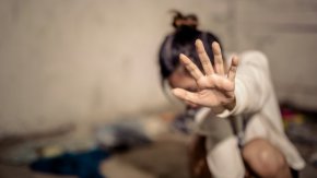 Полицията разследва побой и тормоз над ученичка от младежи от три гимназии във Варна, съобщи БНР.