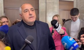 
Те не ни искат, ние не се натискаме, коментира той отношенията между първите две формации в столичния парламент. И отново отчете некомпетентността на новата столична власт. Хората се изпотрепали в леда, по мнението му. Той си спомни, че като кмет на София не е имал съветници и се е справял. Не съм виновен, че Терзиев е некадърен да си направи мнозинство, че не сме подлоги на ДС- тези които са убили дядо ми, подчерта лидерът на ГЕРБ. Няма да го направим, посочи Бойко Борисов, а на втори тур подкрепил Васил Терзиев заради Кирил Петков.