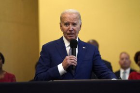 
Президентът на САЩ Джо Байдън произнася реч, докато присъства на "Неделен обяд" в баптисткия банкетен център "Брукленд" в Западна Колумбия, Южна Каролина, на 28 януари. Кент Нишимура/AFP/Getty Images
