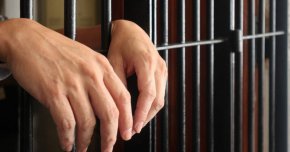 
Сигналът е подаден на 27 януари от 53-годишната потърпевша майка. Тя е заявила, че между нея и сина ѝ е възникнал скандал. Органите на реда са реагирали незабавно и са задържали на място 25-годишния мъж.
