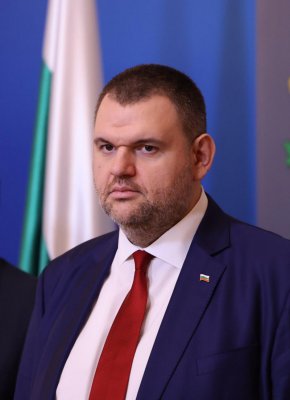 Пеевски критикува службите за това, че не предприемат разследване по много от подадените сигнали срещу президентската институция.
